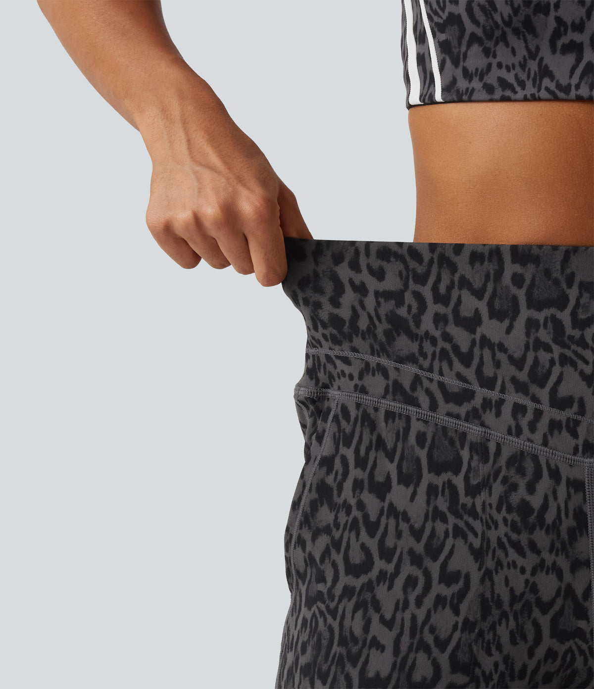 Joggery w panterkę z wysokim stanem – Ciemna panterka