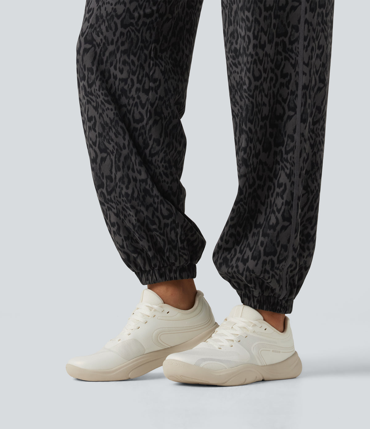 Joggery w panterkę z wysokim stanem – Ciemna panterka